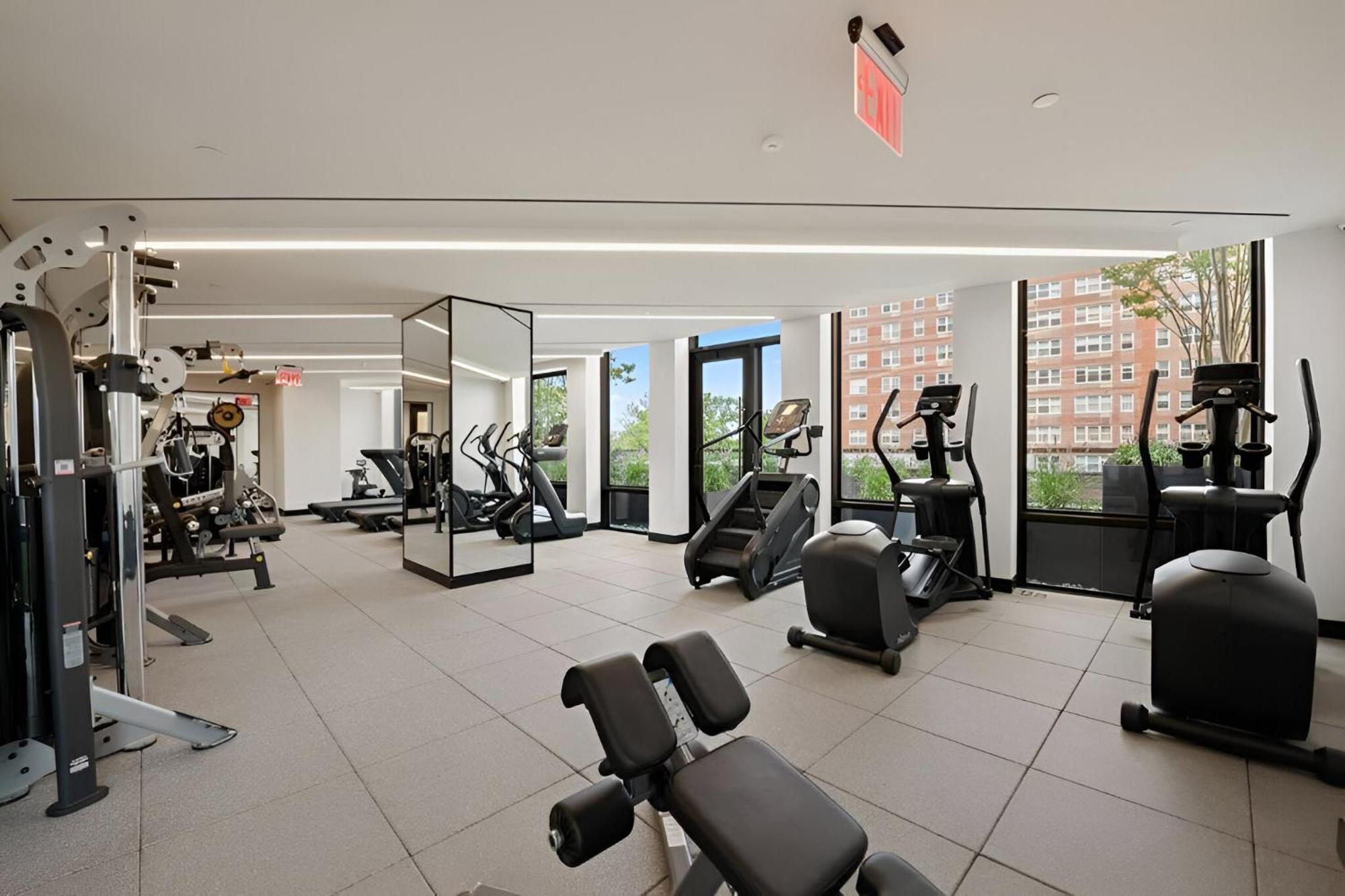 Appartamento Posh Studio With Luxe Amenities In Prime Location! New York Esterno foto